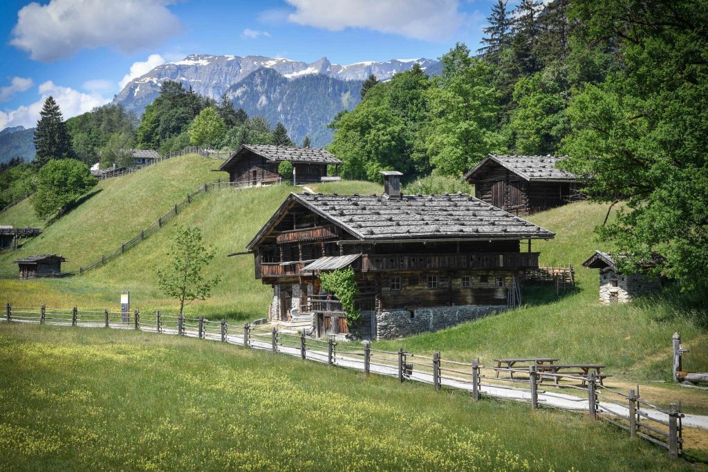 Auf den neu kreierten Routen, genannt „KulTOUR“, entdeckt man zu Fuß, per Rad oder mit dem Bus (Hopp on-hopp off) die kulturellen Highlights des Alpbachtals.