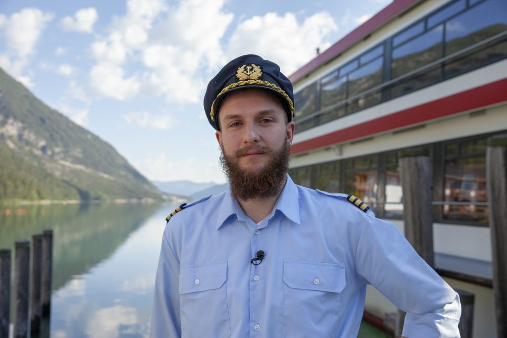 Natürlich kommt bei „Heimatleuchten auch ein Vertreter der Achenseeschiffahrt zu Wort. Kapitän Dominik Storm erzählt aus seinem Berufsleben © ServusTV - DMG