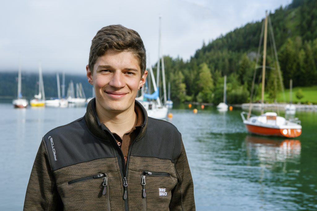 Seeverwalter Florian Jäger hat viel zu berichten über den Achensee, der Sommer wie Winter sein Arbeitsplatz ist. © ServusTV - DMG