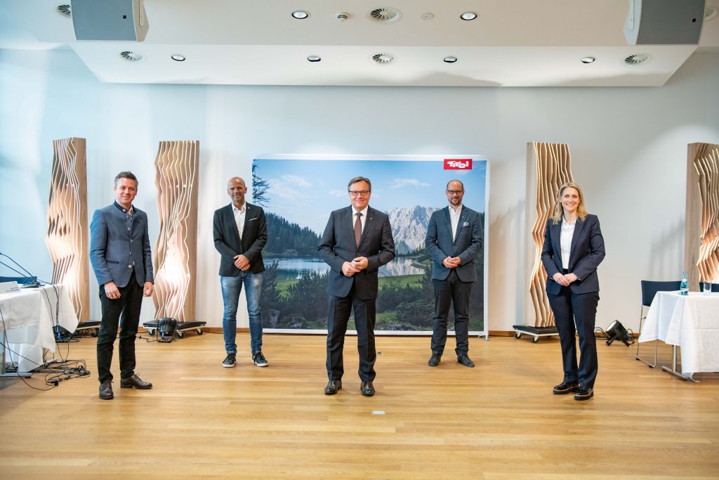 Gruppenbild von Florian Phleps (GF der Tirol Werbung), Hubert Siller (Leiter MCI Tourismus), Günther Platter (Tiroler Landeshauptmann), Mario Gerber (Spartenobmann Wirtschaftskammer Tirol) und Martina Entner (Vizepräsidentin Wirtschaftskammer Tirol)