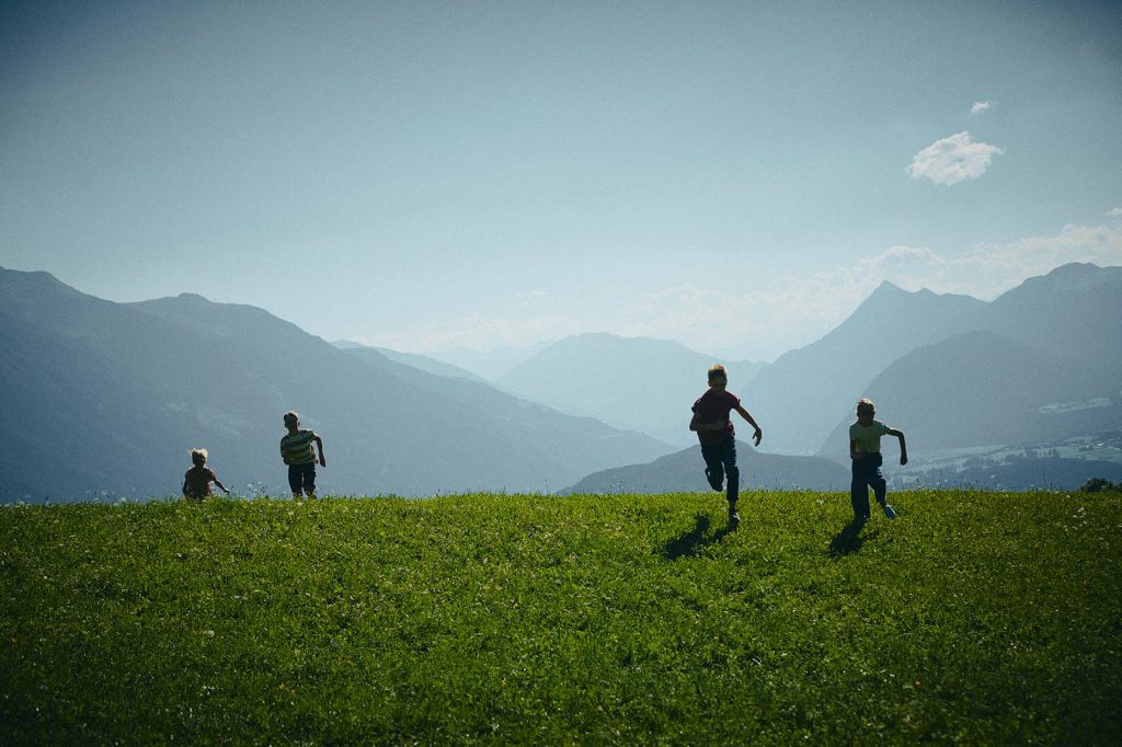 Spielende Kinder auf der Sommerwiese