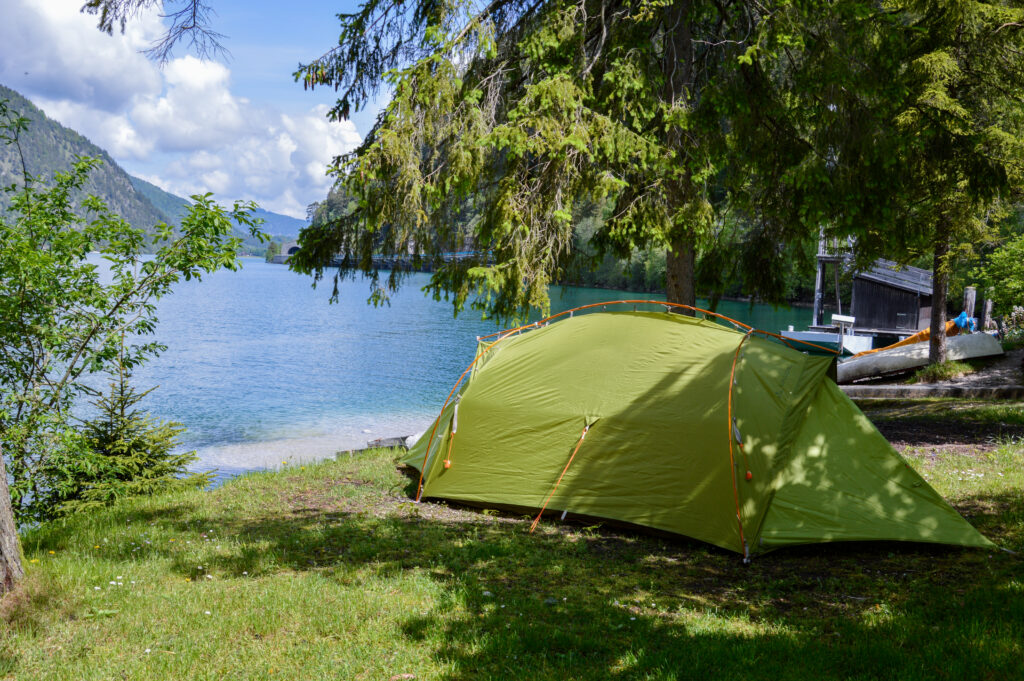 Egal ob im Zelt, Van oder Wohnmobil, im kleinen, aber feinen Schlafpod oder unter freiem Sternenhimmel: Die fünf Campingplätze der Region Achensee liegen inmitten herrlich intakter Natur. 
