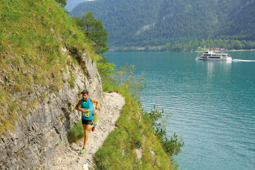 Beim Achenseelauf am ersten Septemberwochenende haben die Teilnehmer fast den gesamten Bewerb hindurch einen herrlichen Ausblick auf den größten See Tirols. © Sportograf.com