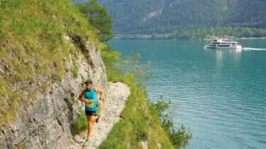 Beim Achenseelauf am ersten Septemberwochenende haben die Teilnehmer fast den gesamten Bewerb hindurch einen herrlichen Ausblick auf den größten See Tirols. © Sportograf.com