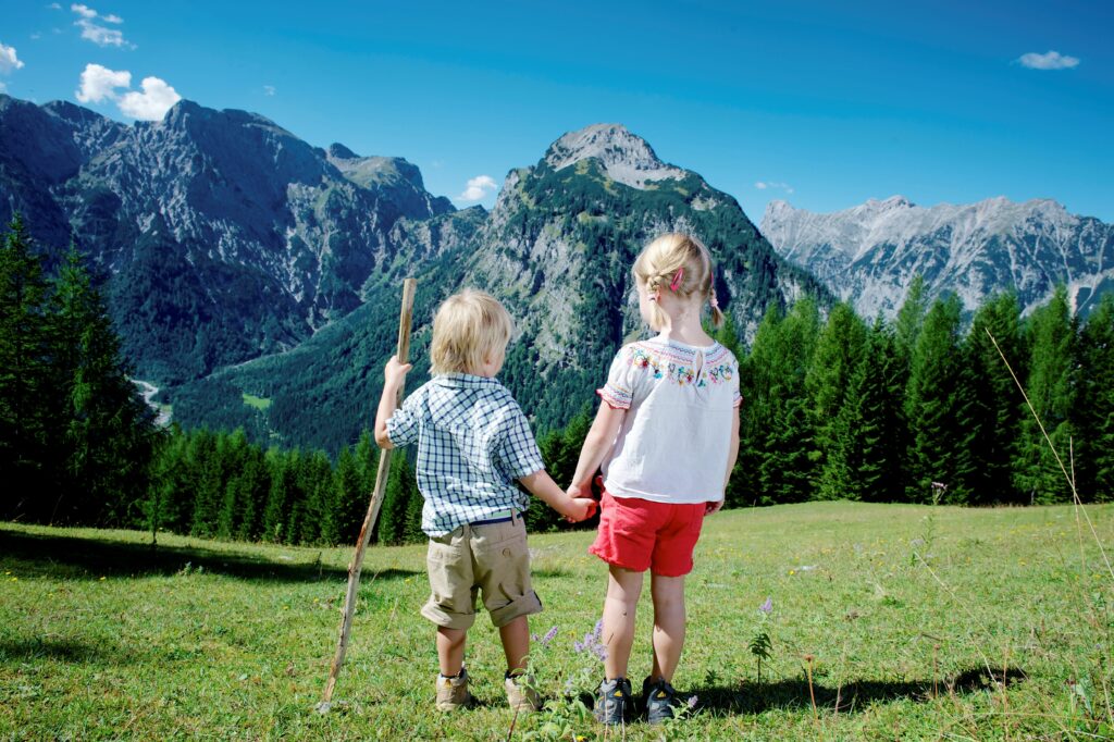 Das Rofan- und das Karwendelgebirge bieten mit 500 Kilometern Wanderwegen beste Voraussetzungen für große und kleine Wanderer.