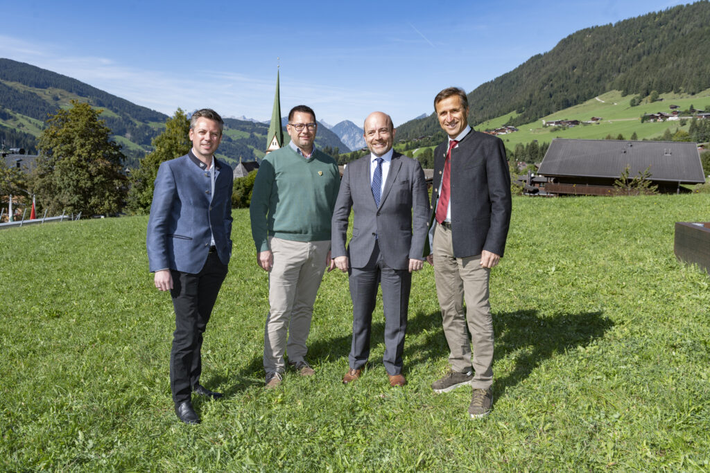 Gruppenbild von Florian Phleps (GF Tirol Werbung), Patrick Torrent (ehem. Präsident des NECSTouR Netzwerkes), Markus Kofler (GF vom TVB Alpbachtal) und Josef Margreiter (GF der Lebensraum Tirol Holding)