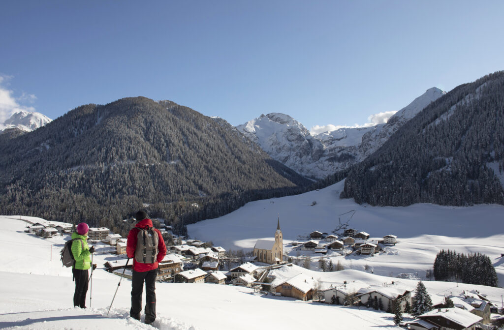 Blick auf das Winterwanderdorf Kartitsch in Osttirol