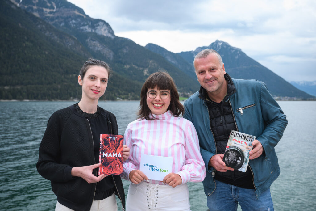 Bernhard Aichner (Autor und Schirmherr der achensee.literatour) mit Autorin Jessica Lind (li.) und Moderatorin Theodora Bauer.