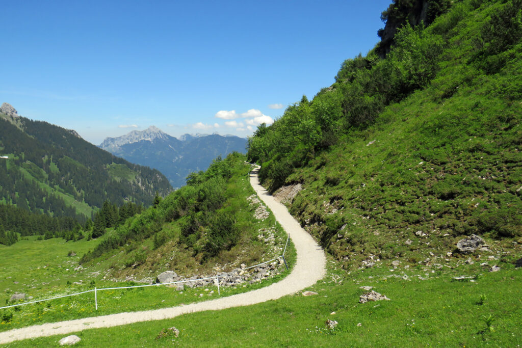 Der Alpenrosenweg ist nun barrierefrei befahrbar