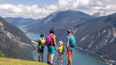 Wandern mit der Familie ist am Achensee ein besonders schönes - und aussichtsreiches - Erlebnis. ©Achensee Tourismus