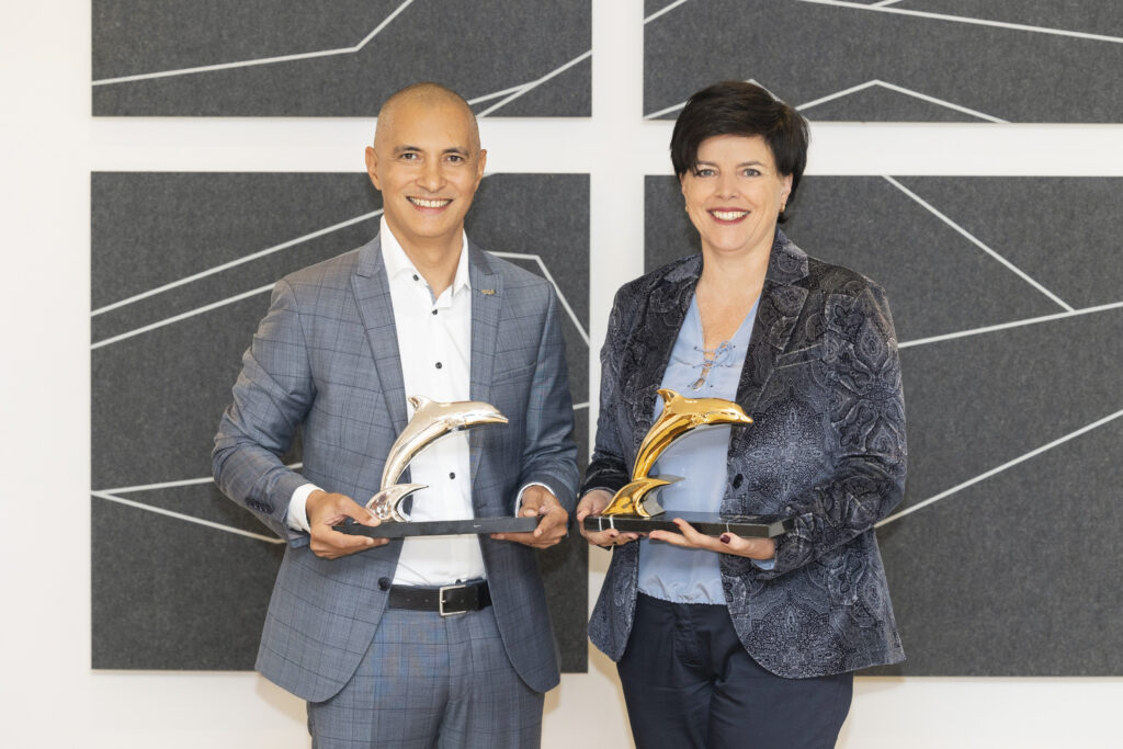 Geschäftsführerin Karin Seiler und Marketingleiter Patricio Hetfleisch (beide Tirol Werbung) mit dem Goldenen und Silbernen Delfin, die an die Tirol Werbung in Cannes vergeben wurden.