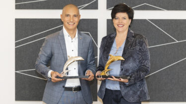 Geschäftsführerin Karin Seiler und Marketingleiter Patricio Hetfleisch (beide Tirol Werbung) mit dem Goldenen und Silbernen Delfin, die an die Tirol Werbung in Cannes vergeben wurden.