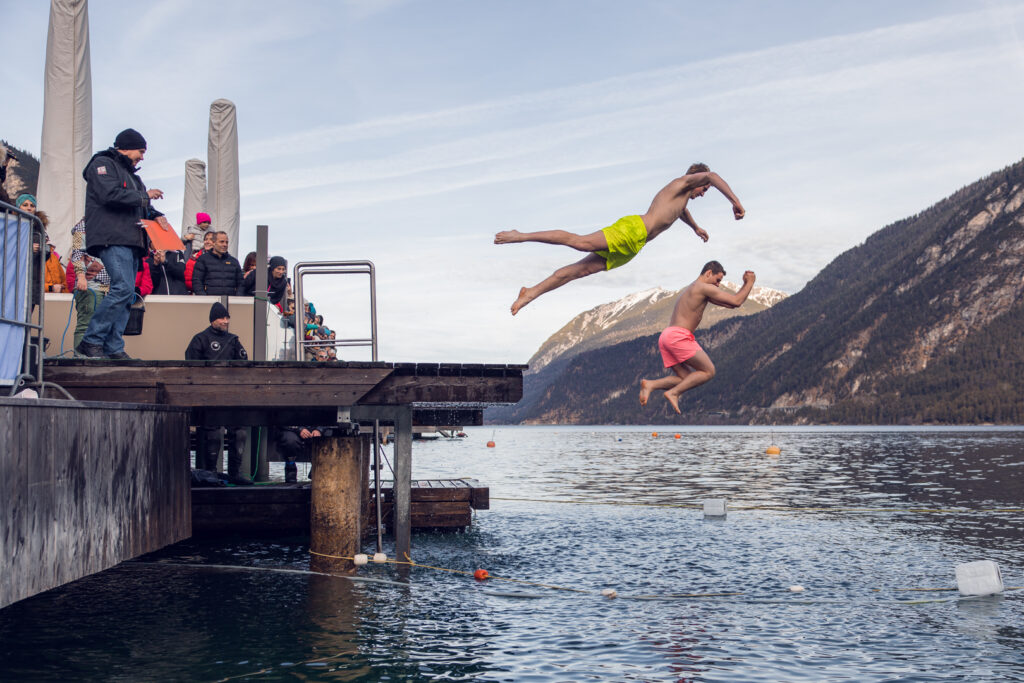 Gewagter Sprung ins Neue Jahr Nach zwei Jahren Pause fand das Silvesterschwimmen am Achensee wieder statt.
