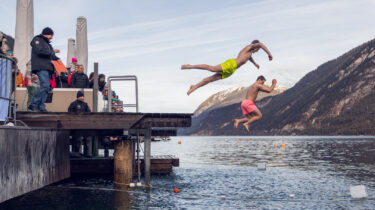 Gewagter Sprung ins Neue Jahr Nach zwei Jahren Pause fand das Silvesterschwimmen am Achensee wieder statt.