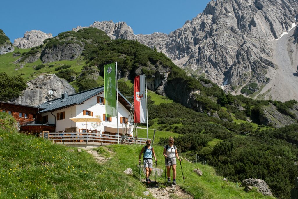 Einkehren auf der Muttekopfhütte in Imst