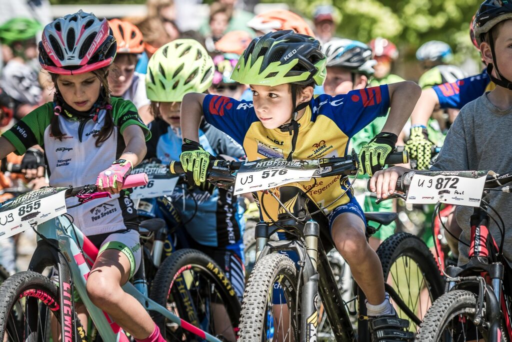 Beim -Mountainbike Kids Race- messen sich junge Mountainbiker und Sportklassefahrer.