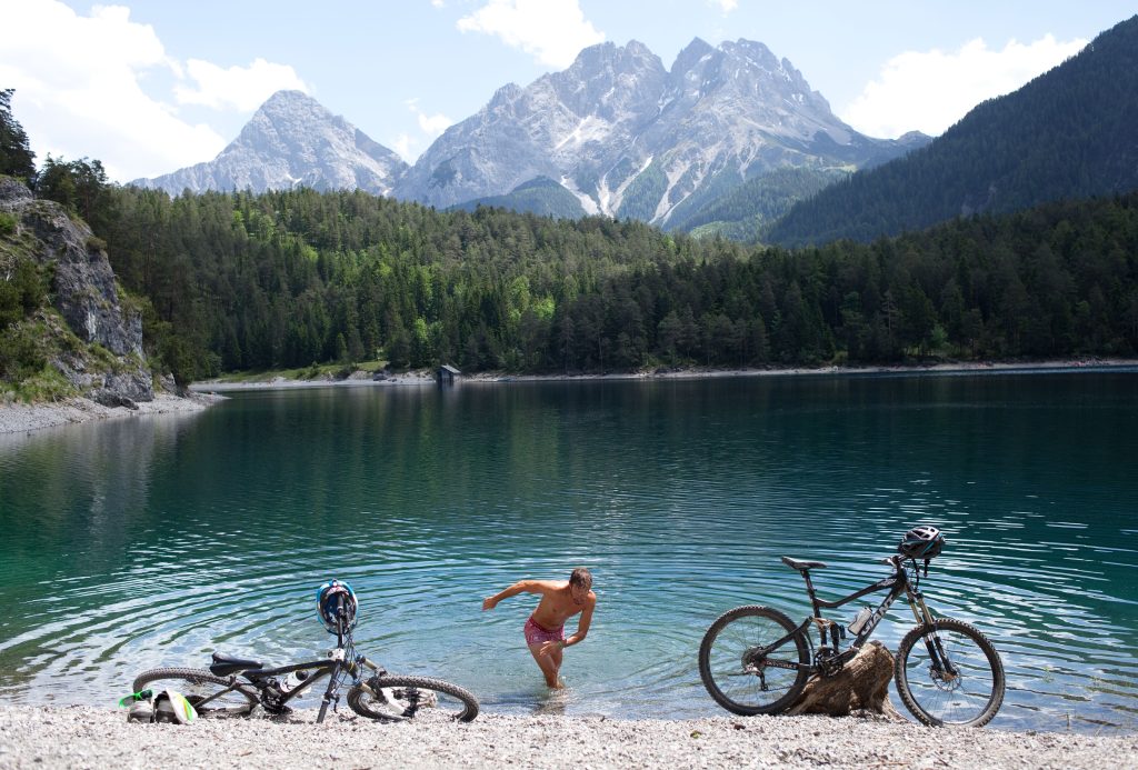 Abkühlung nach der Radtour: Hier am Blindsee in der Tiroler Zugspitz Arena