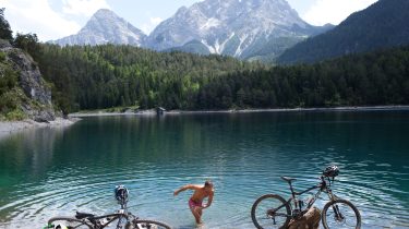 Abkühlung nach der Radtour: Hier am Blindsee in der Tiroler Zugspitz Arena
