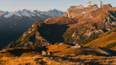 Blick auf die Blaserhütte mit Hammerspitze, Kirchdach und Habicht im Hintergrund