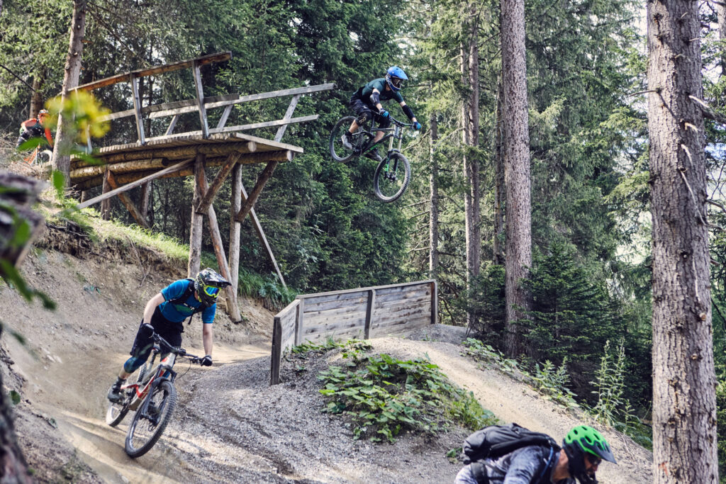deryan zelt Pop Up für 4 Personen – wasserdicht bis 2000MM mit versiegelten Nähten und extra Dicker Bodenplane – von 2 Sekunden aufgebaut und zusammengeklappt – inklusive Abspannseilen und Heringen Sport & Freizeit Polonia Wax Museum - 1920 Zubehör Size:Medium (fits 50-58cm)