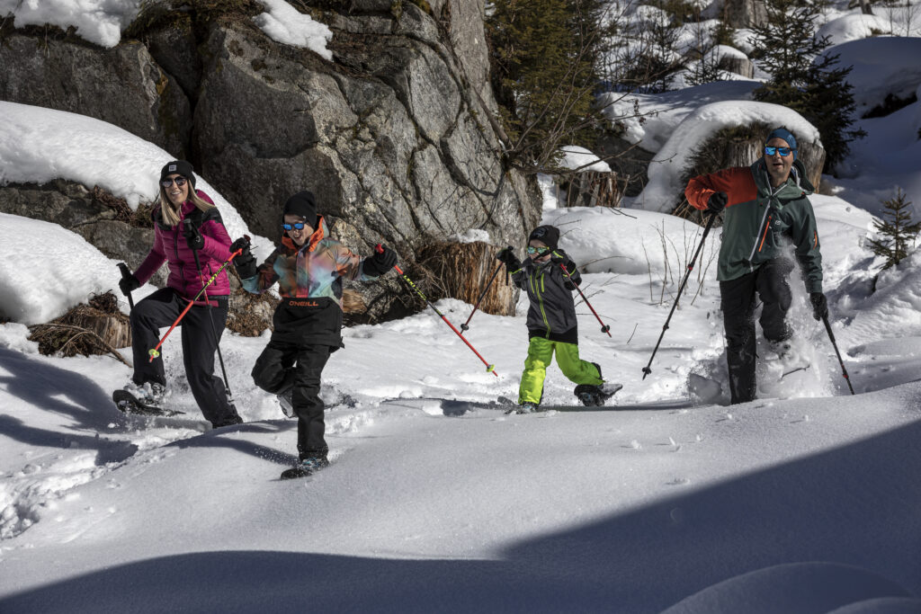 Winterzauber Ginzling im Bergsteigerdorf Ginzling bei Mayrhofen im Zillertal. Ein Ausflugsziel mit Aktivitäten für die ganze Familie mit Langlaufen, Rodeln, Skitourengehen und lustigem Snowtubing. Der Floitenlift mit seiner einfachen Piste für alle die mit dem Skifahren beginnen wollen.