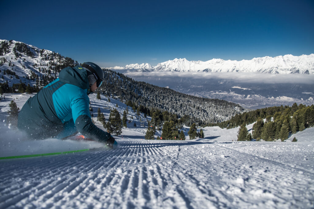 Skifahren-mit-Ausblick-ins-Tal-am-Glungezer-%C2%A9hall-wattens.at_-1024x683.jpg