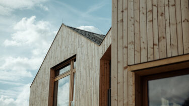 Fassade aus naturbelassenem Holz vom neuen aerli in Ehrwald