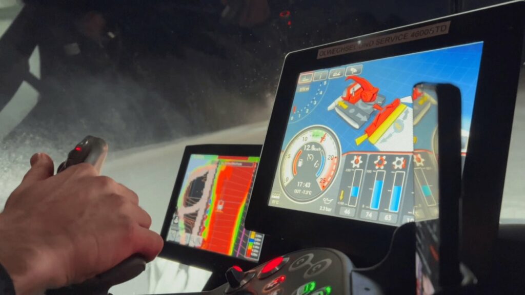 Pistenpraeparierung_Stubaier_Gletscher-c-Patrick-Ribis-Pistenraupe-Cockpit-Bildschirm-Lenkstick.jpg