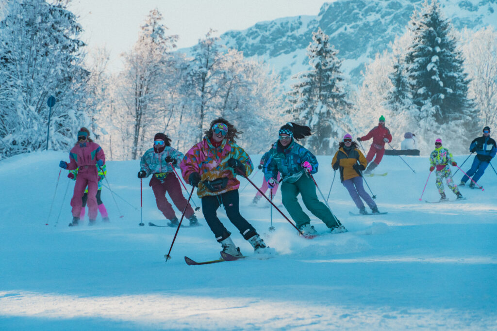 Retro-Skifahrer und -Skifahrerinnen genießen am 3. März den großen Retro-Skitag in St. Johann in Tirol