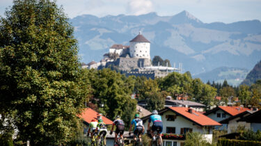 Bild zeigt Radfahrer im Kufsteinerland, im Hintergrund ist die Festung Kufstein zu sehen