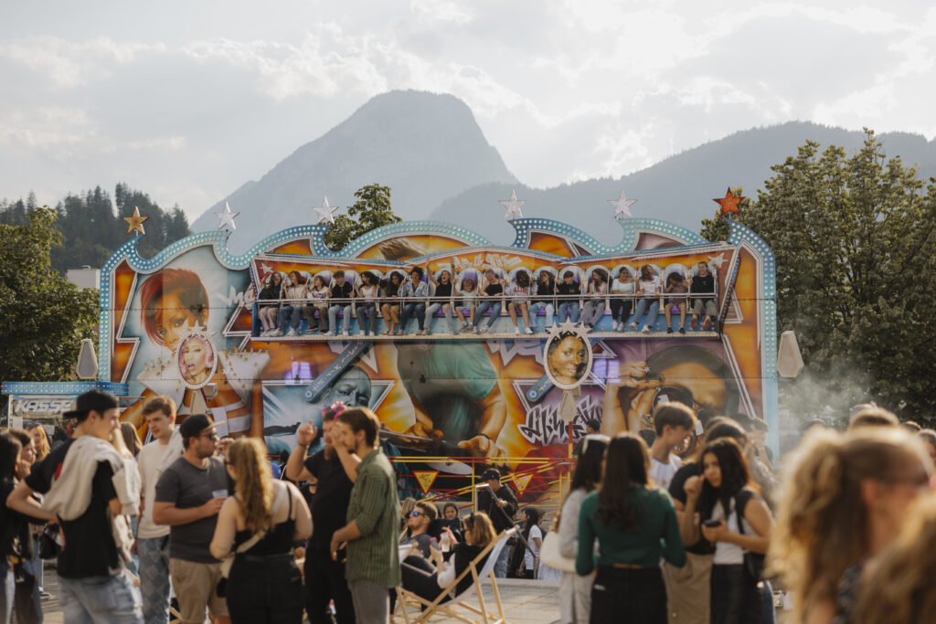 Bild zeigt junge Menschen am Fischergries in Kufstein beim Pop- und Rockfestival kufstein unlimited