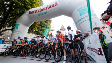 Bild zeigt Radfahrer am Start beimKufsteinerland Radmarathon