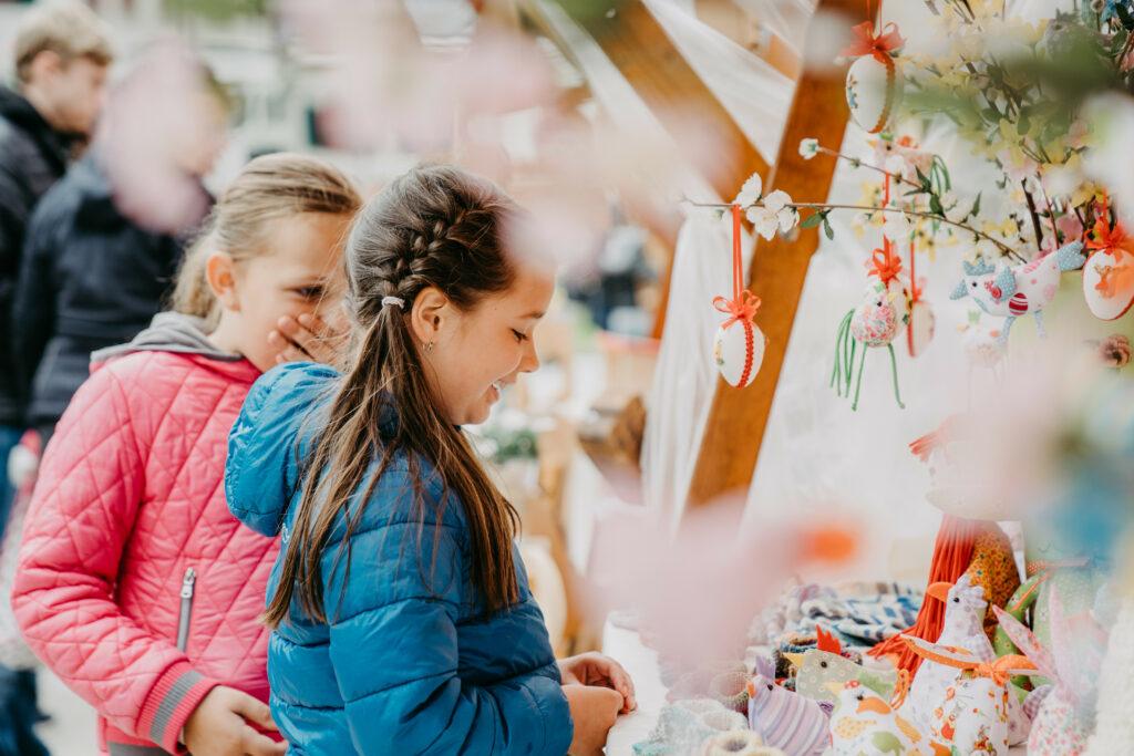 Ostermarkt Kufstein, Kufsteinerland. Zwei Kinder am Ostermarkt