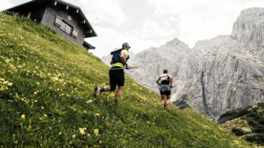 Bild zeigt zwei Bergläufer beim Koasamarsch im Kaisergebirge im Kufsteinerland