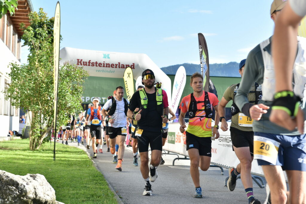 Gruppe von Trailrunnern beim Start des Ebbser Koasamarsch im Kufsteinerland