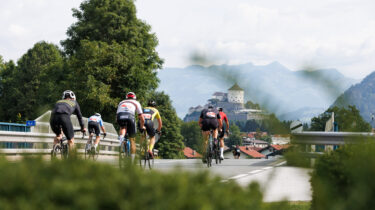 Gruppe von Rennradfahrern auf dem Weg nach Kufstein