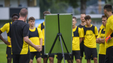 Trainingsbesprechung mit Trainer Mike Tullberg (c) BVB