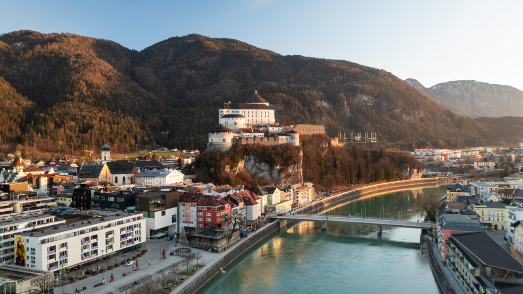 Luftaufnahme auf Kufstein mit Sicht auf die Festung Kufstein, Inn und das historische Zentrum