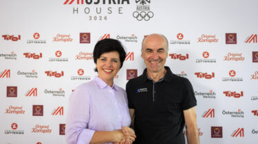 Karin Seiler (Geschäftsführerin der Tirol Werbung) gemeinsam mit Eugen Burtscher (Präsident des Kletterverbands Österreich).