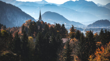 Paesaggio autunnale con chiesa e montagne sullo sfondo nel Kufsteinerland