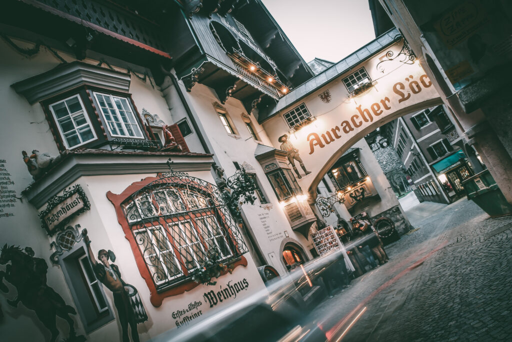 Architettura tradizionale nella Römerhofgasse a Kufstein, con l'Auracher Löchl sullo sfondo