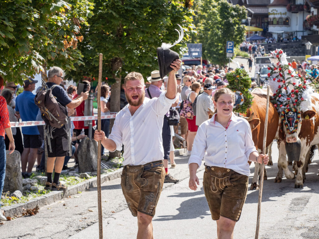 Freudige AlmererInnen bei der Heimkehr
