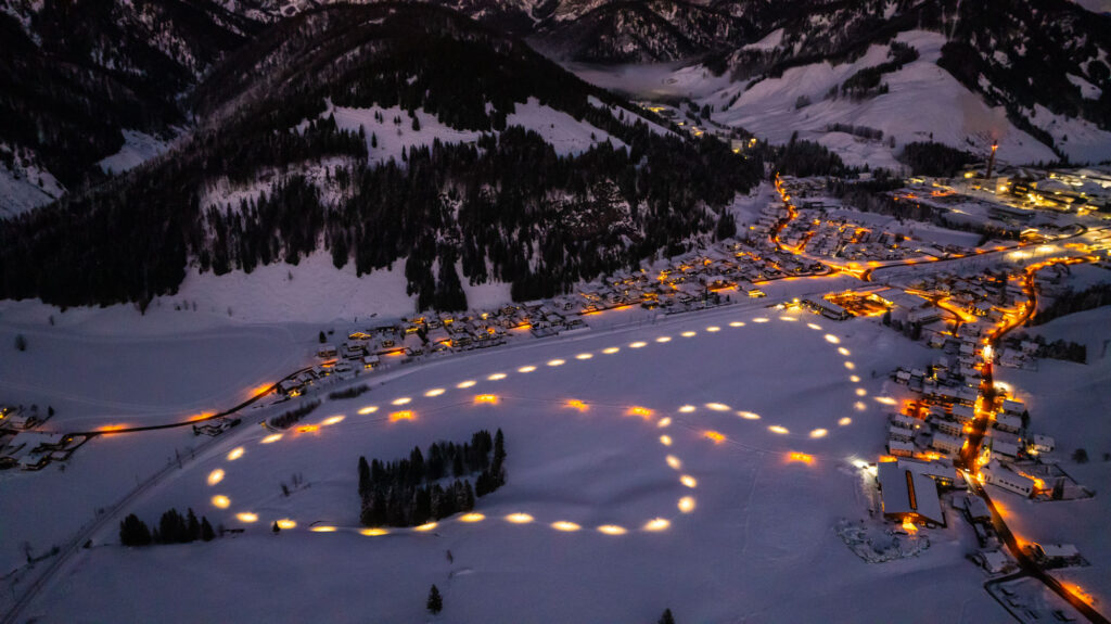 Circa 50 pannelli fotovoltaici con batterie forniscono illuminazione alla pista di sci di fondo di Hochfilzen