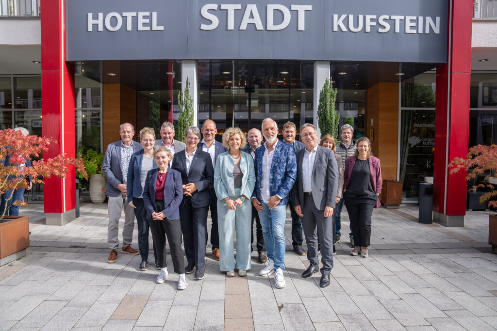 Menschengruppe in Kufstein vor dem hotel Stadt Kufstein mit Bürgermeister Martin Krumschnabel.