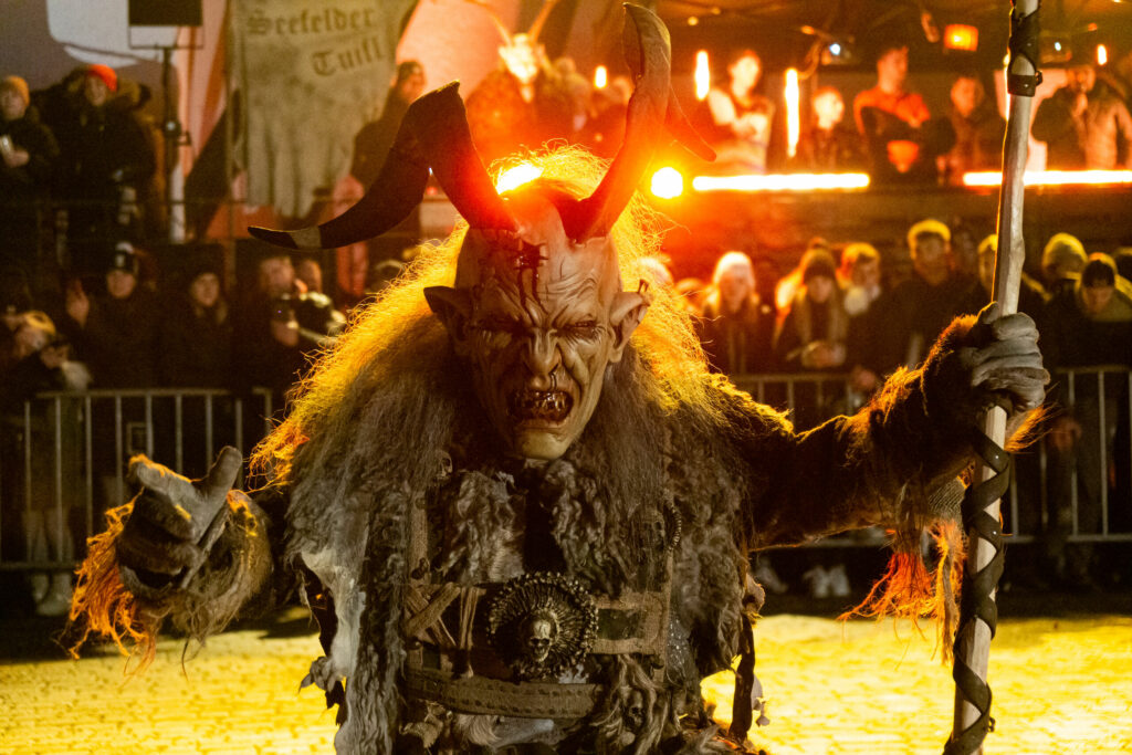 Qui a Seefeld, gli orribili Krampus stupiscono per il loro aspetto terribile e temibili