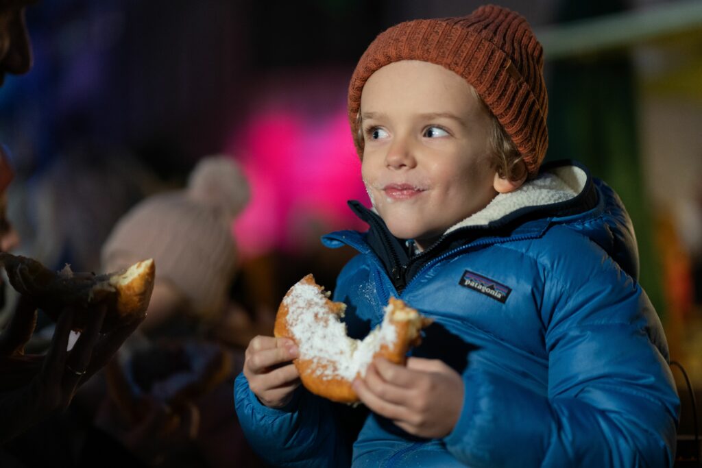 Occhi lucidi dei bambini mentre mangiano il kiachl