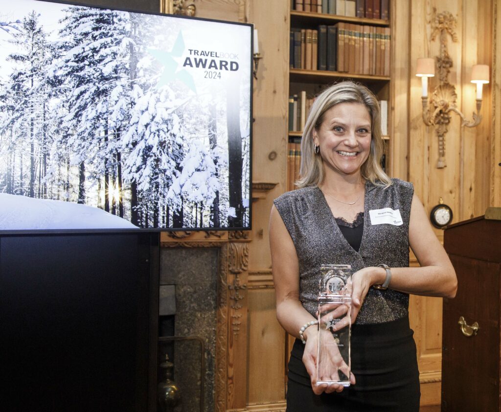 Margret Winkler vom TVB Kufsteinerland präsentiert den Travelbook Award 2024 für Kufstein