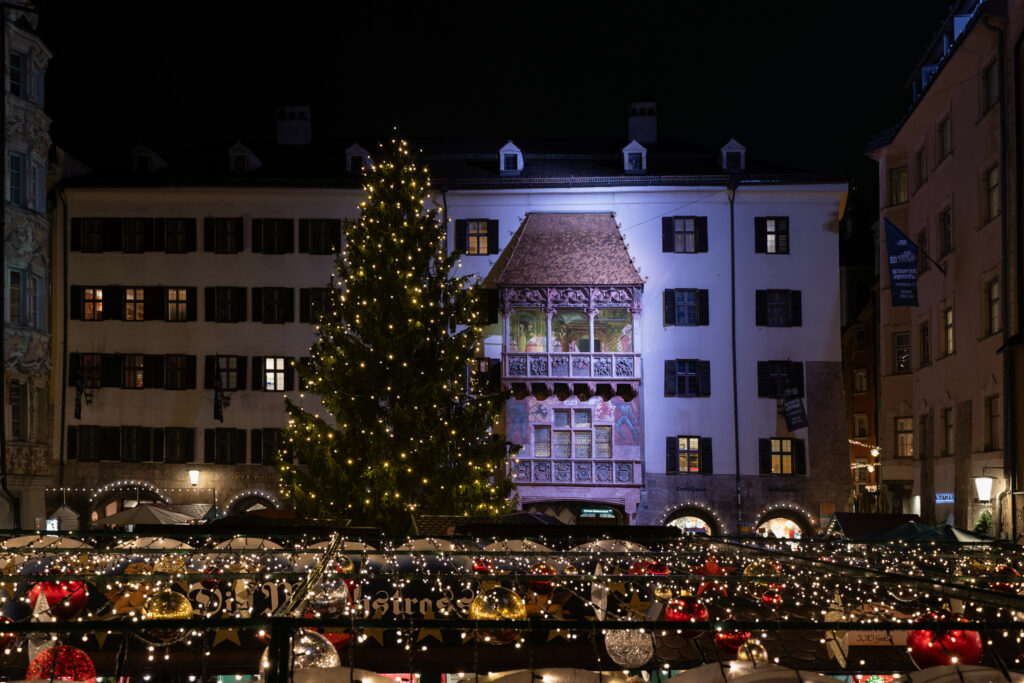 Mare di luci al mercatino dell'Avvento di Innsbruck