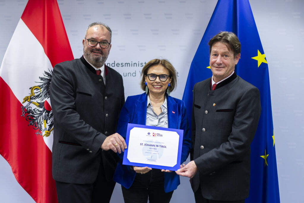 Obmann Josef Grander, Tourismus-Staatssekretärin Susanne Kraus-Winkler & der St. Johanner Bürgermeister Stefan Seiwald bei der feierlichen Übergabe in Wien