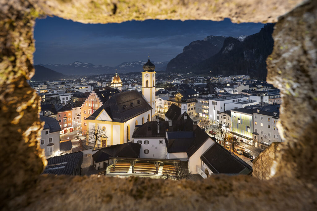 Blick auf das weihnachtliche Stadtzentrum von Kufstein